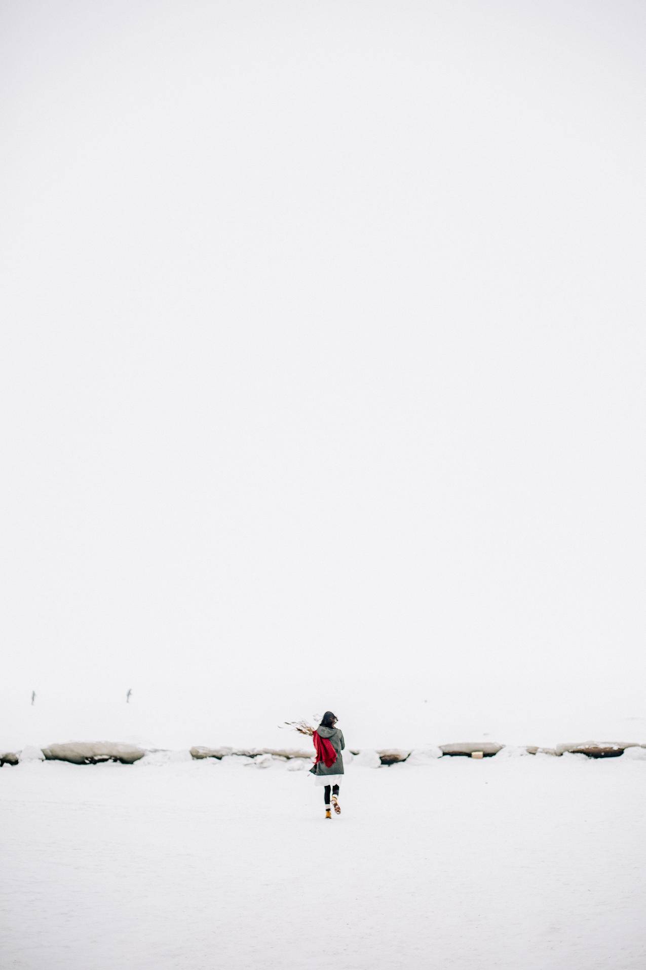 雪地上的女人