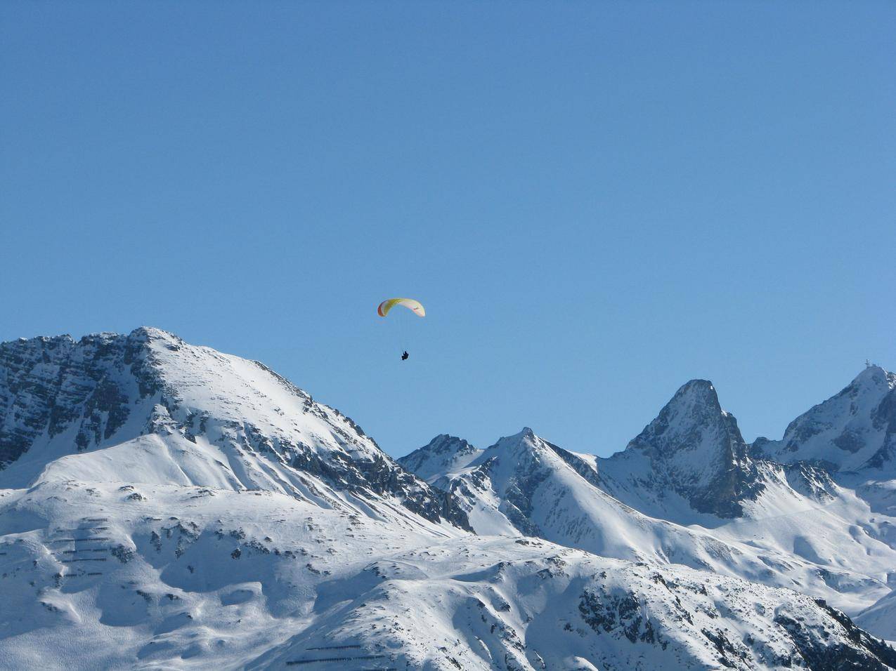 雪山与滑翔伞运动高清壁纸