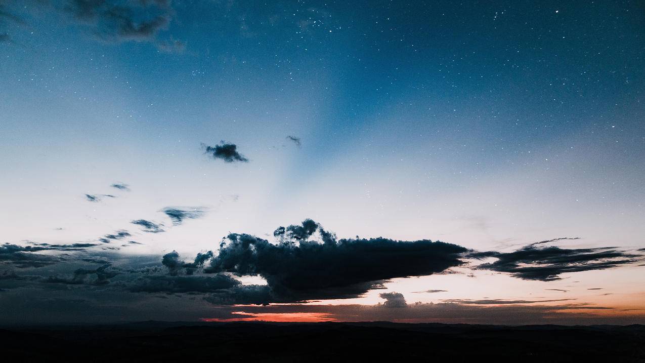 黎明时分的云彩摄影