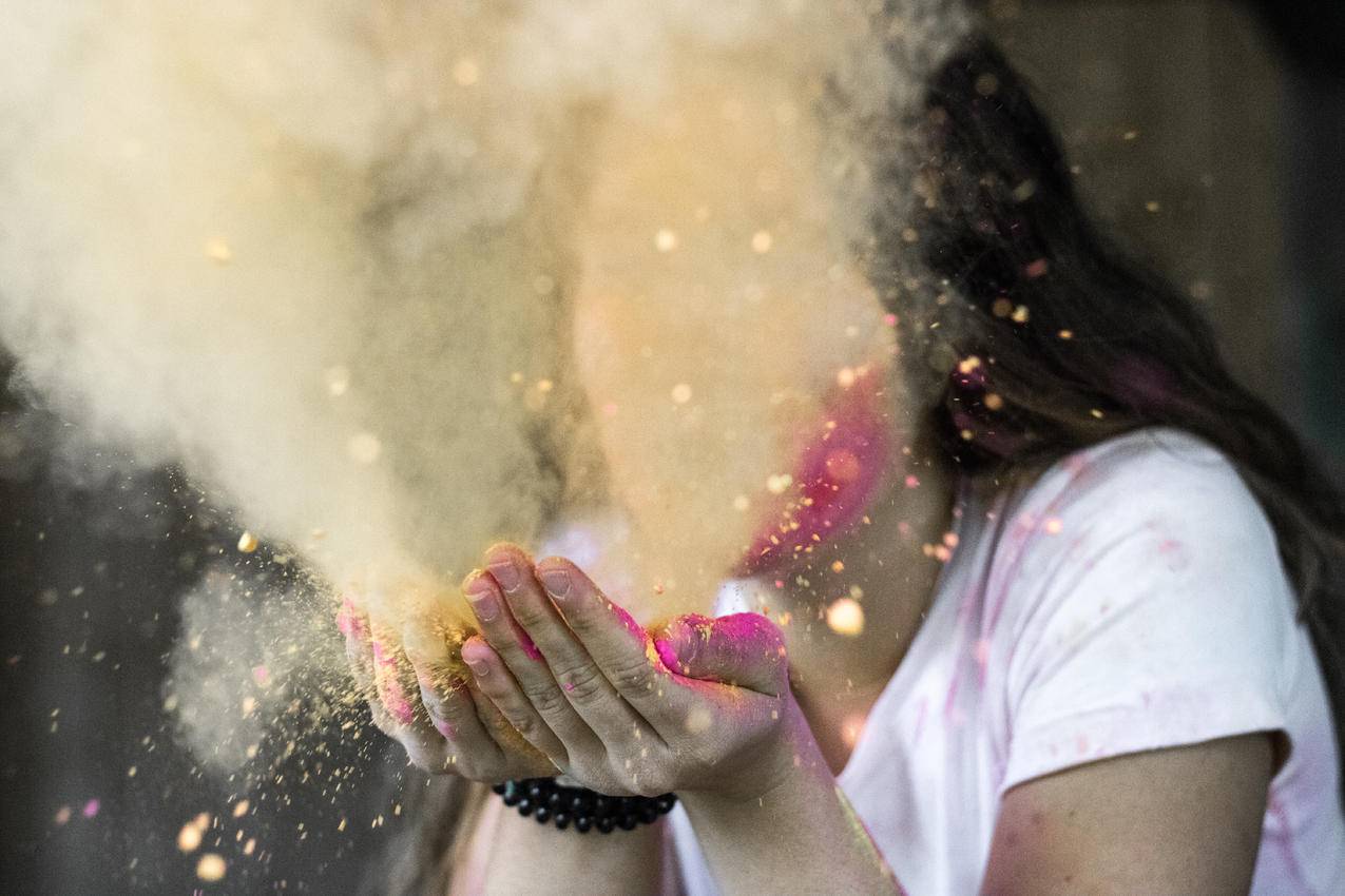 穿白帽女衬衣吹尘