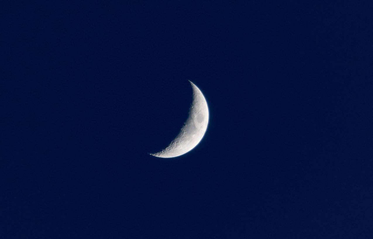弯弯的月亮高清图片