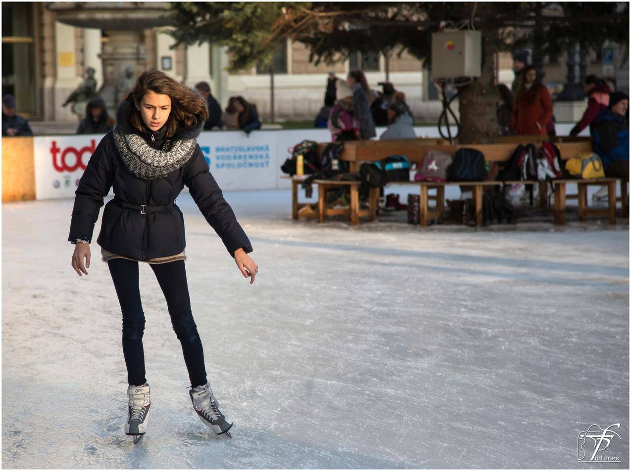滑冰运动的女孩人物图片