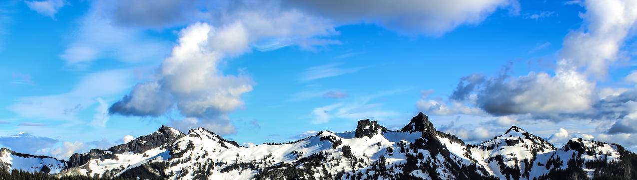 蓝色乌云下的White与黑色雪山