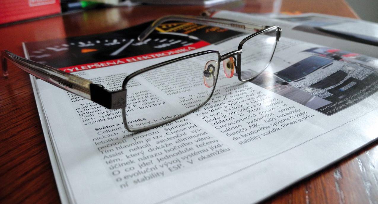 眼镜与杂志书籍高清图片