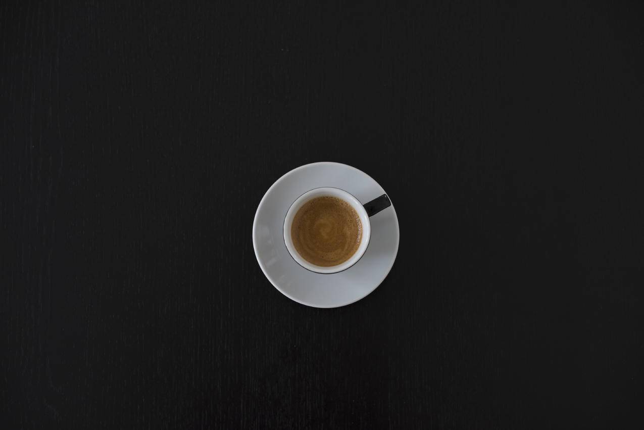 白碟上的陶瓷咖啡杯
