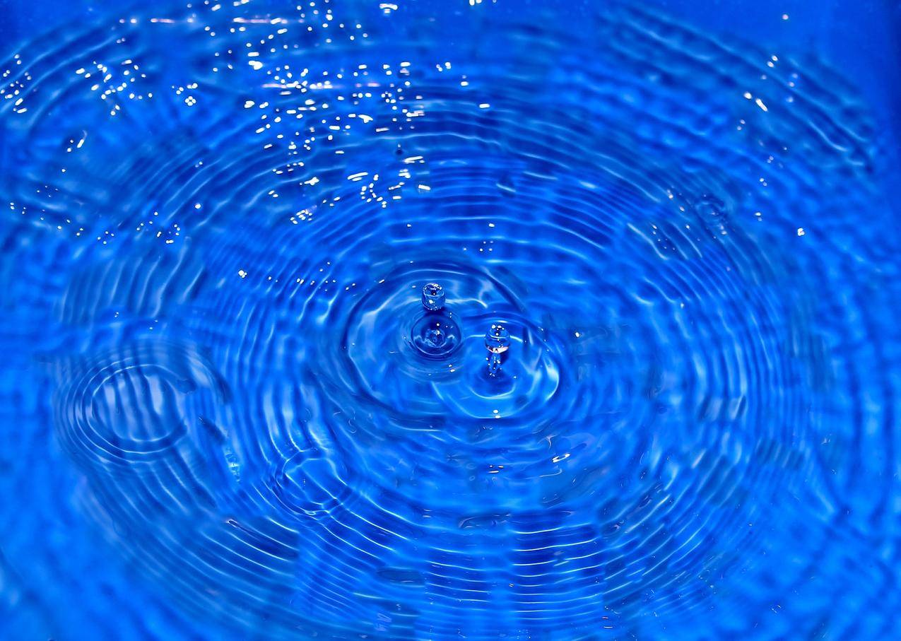蓝色的涟漪与水滴背景图片