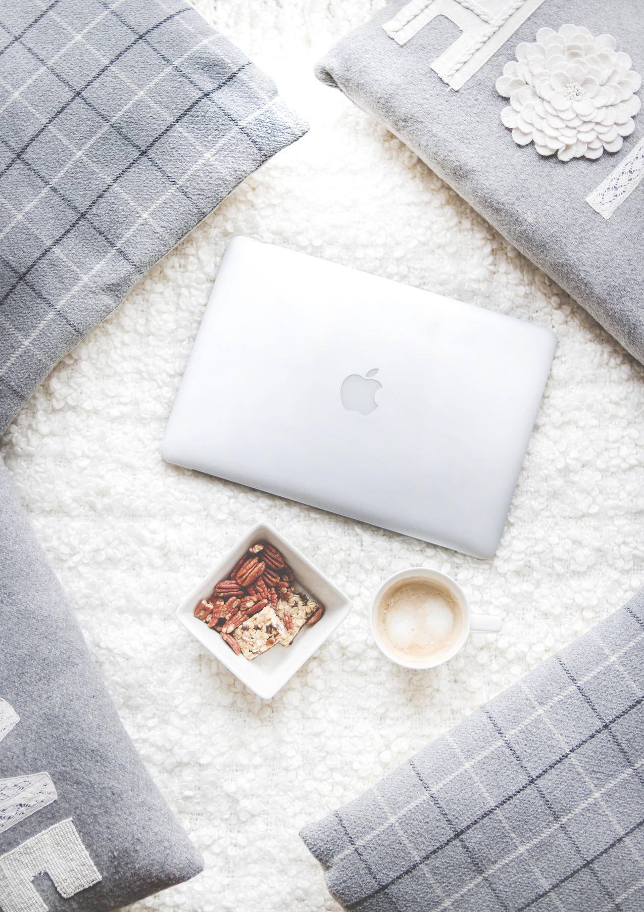 MacBook和Snacks的平铺摄影