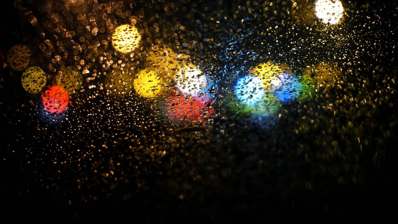 透过车窗看到的路上雨点