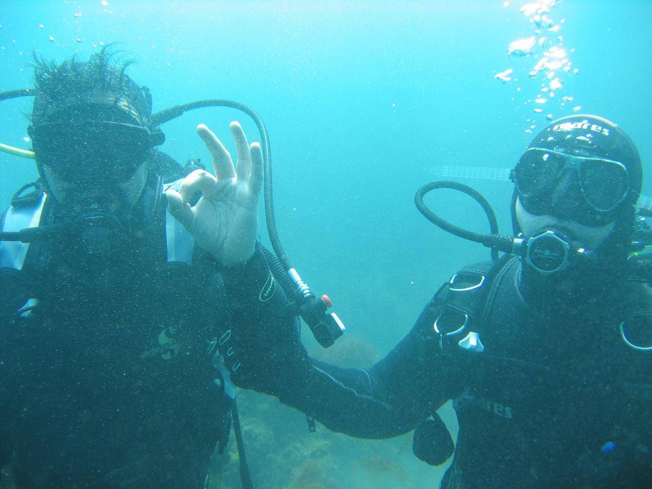 水下的潜水员做OK手势