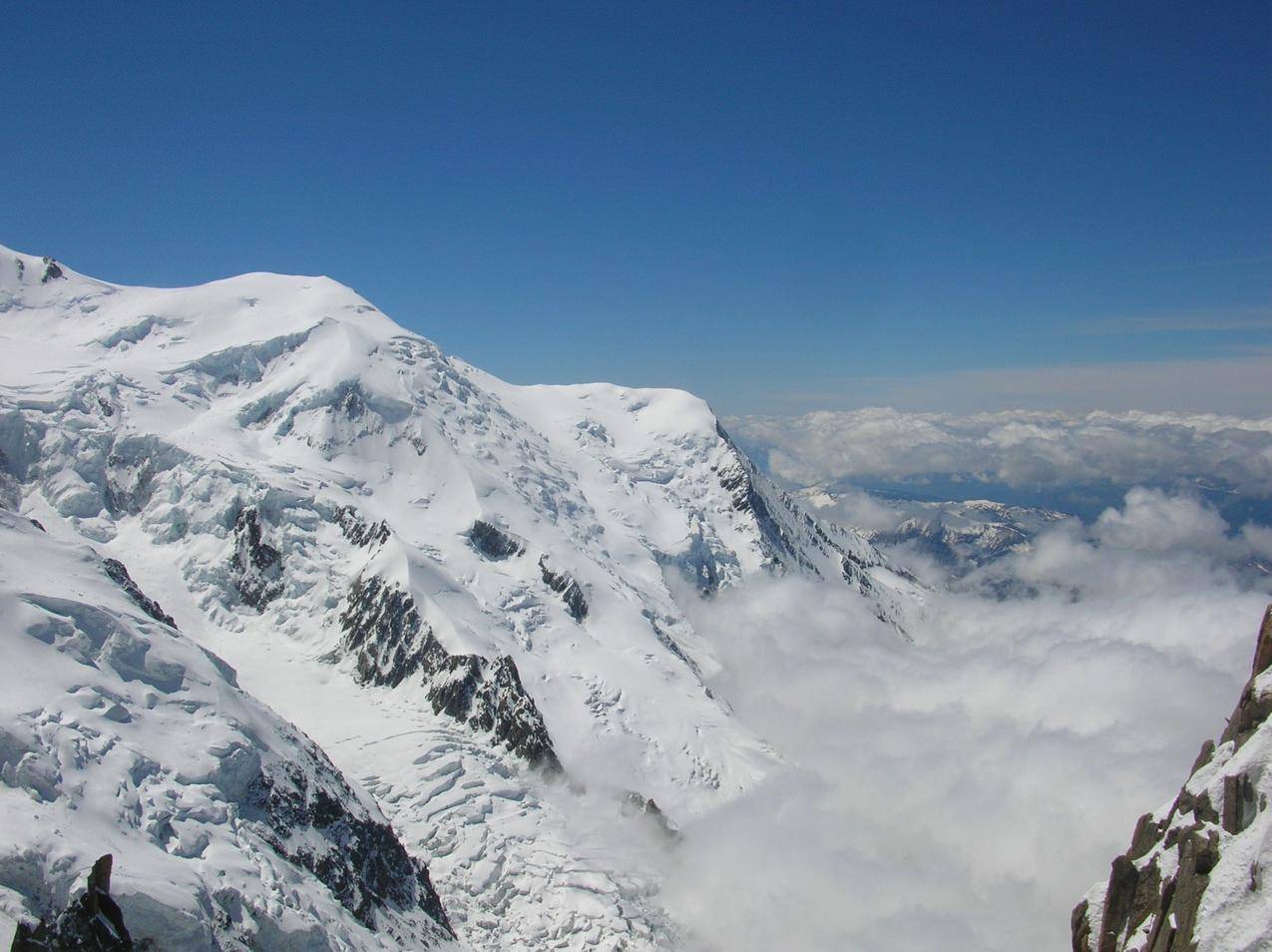 雪山云雾高清图片