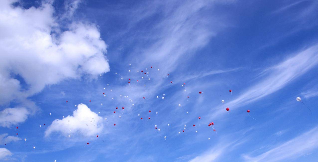 蓝天白云的天空中飘扬的气球