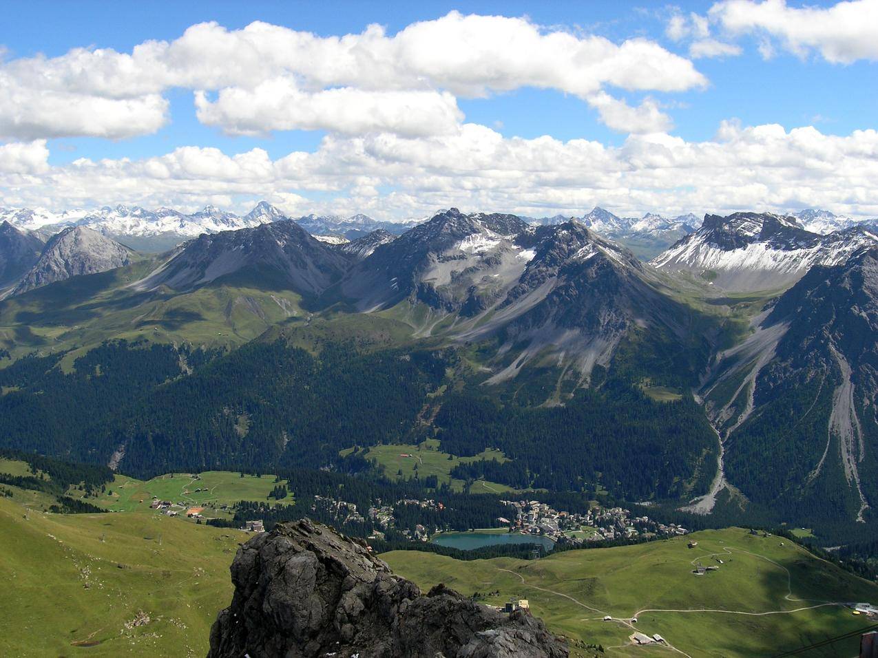 瑞士东部山村阿罗萨的山峰山脉图片