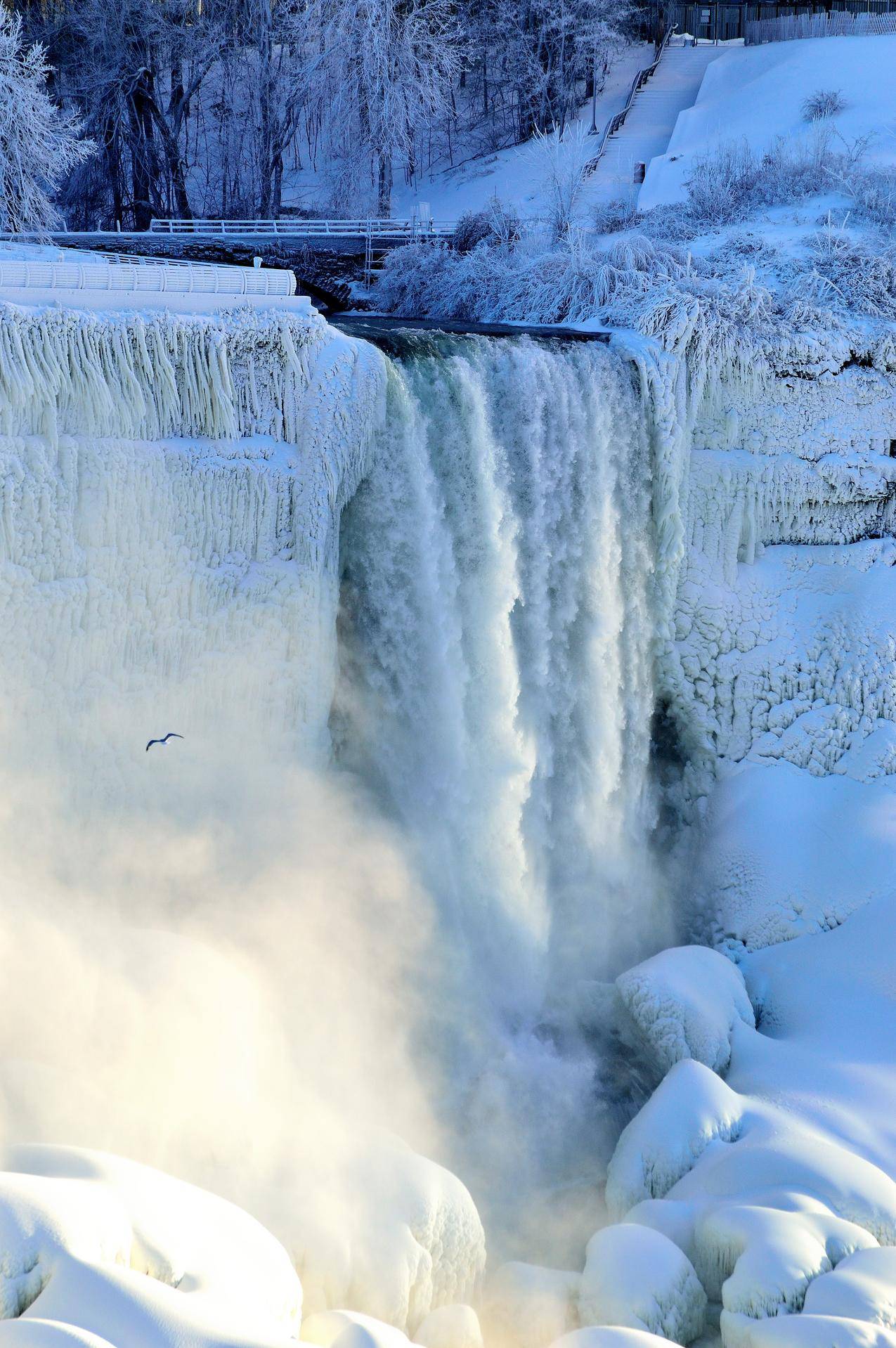 冰天雪地的冬天瀑布图片