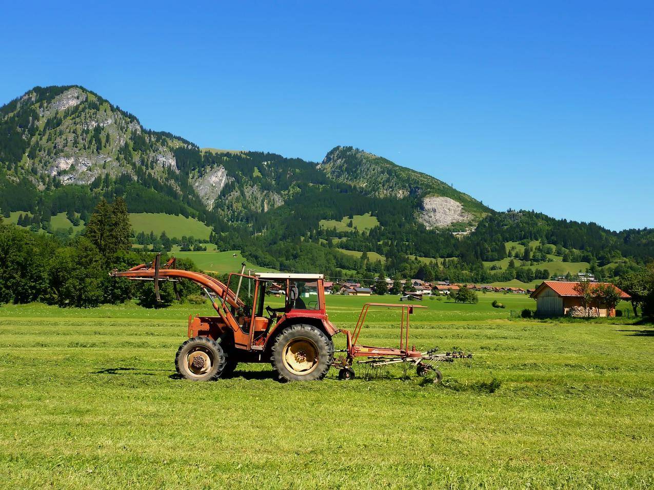 草地上的农业机械农用拖拉机