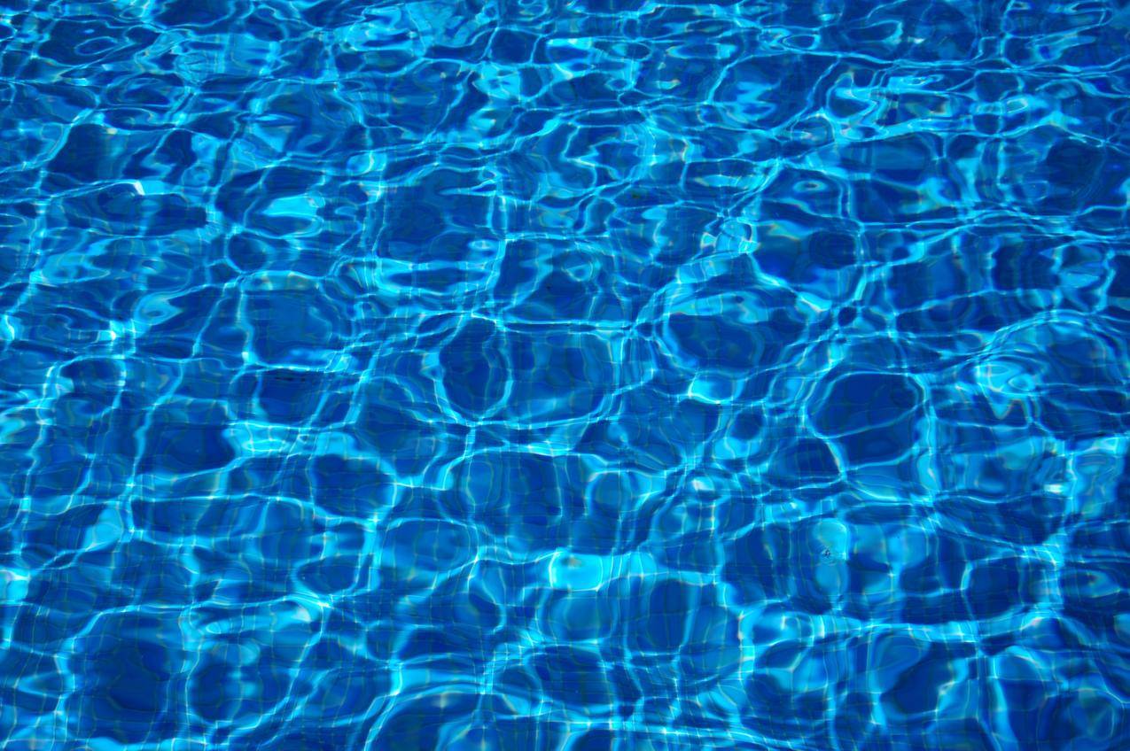 蓝色的游泳池水面背景图片