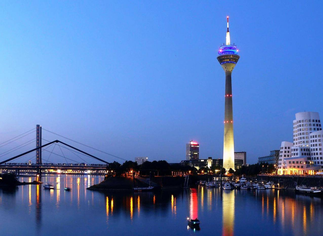 德国杜塞尔多夫的城市电视塔建筑夜景