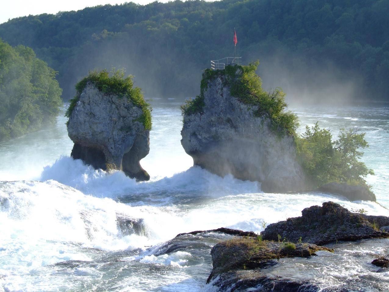 莱茵瀑布的柱状岩石高清壁纸