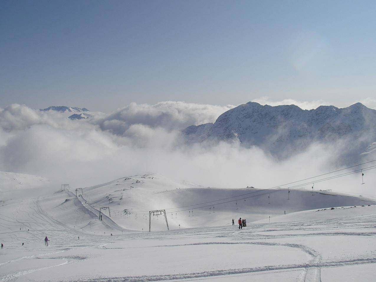 冬天的天然滑雪场与云雾图片