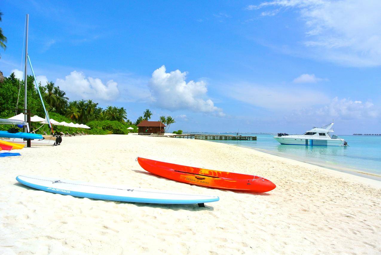马尔代夫蓝天白云下的海滩风景图片
