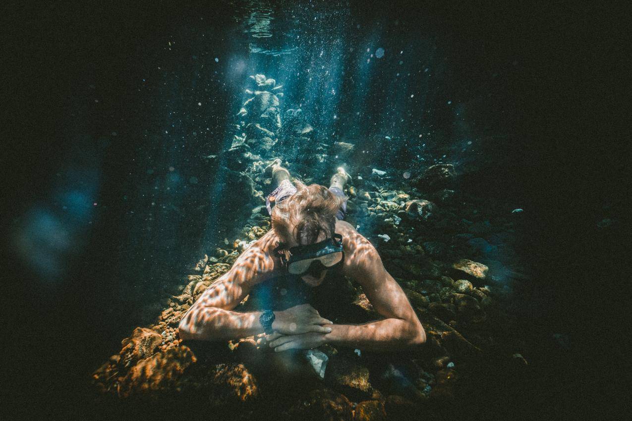 潜水人物水下摄影图片