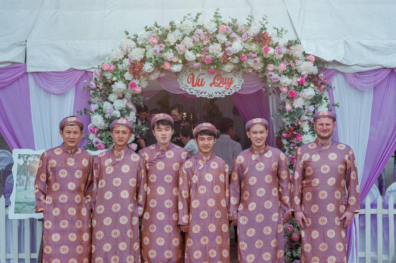 一群穿着粉色长袍的男人