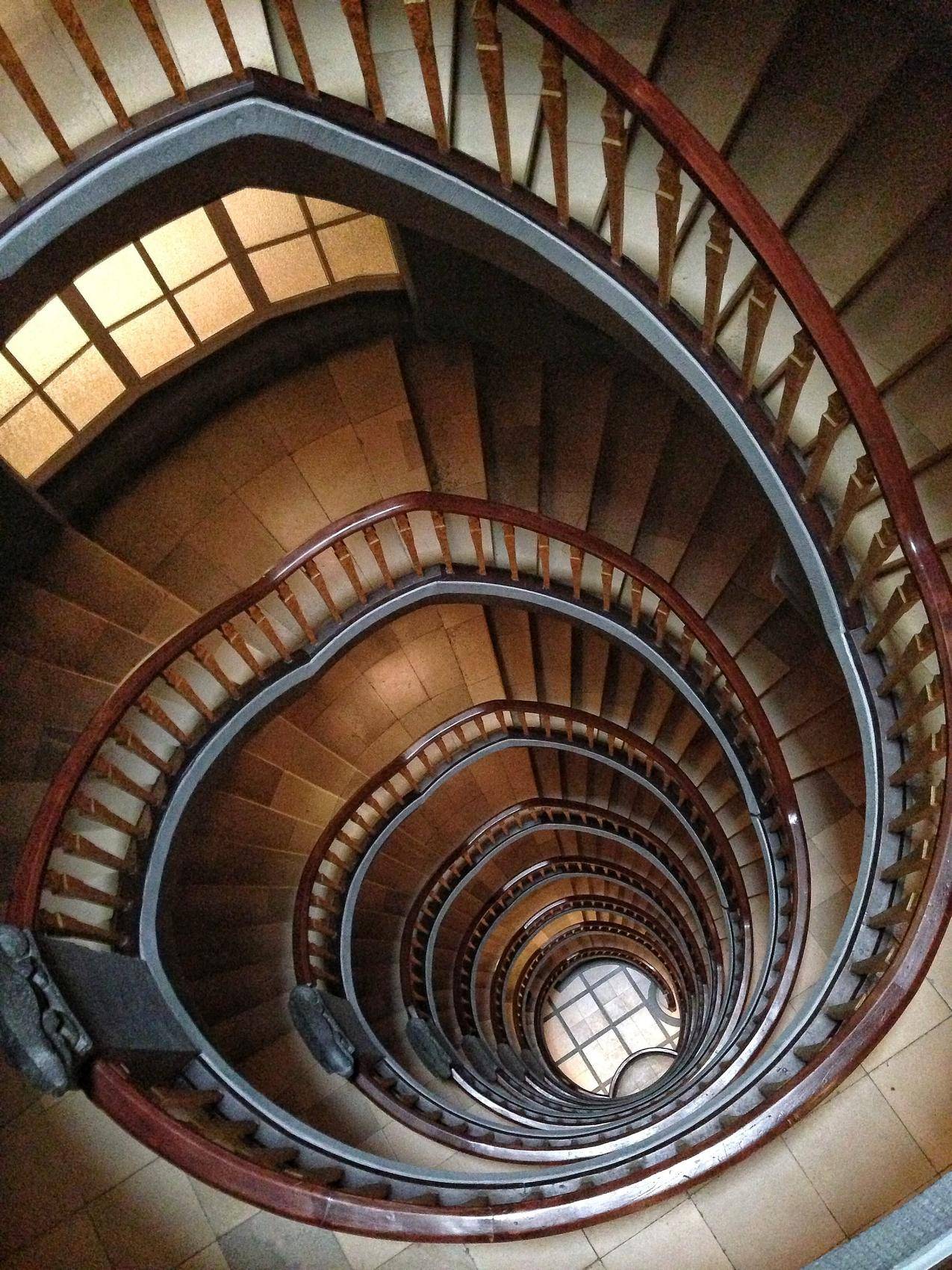 棕色螺旋楼梯