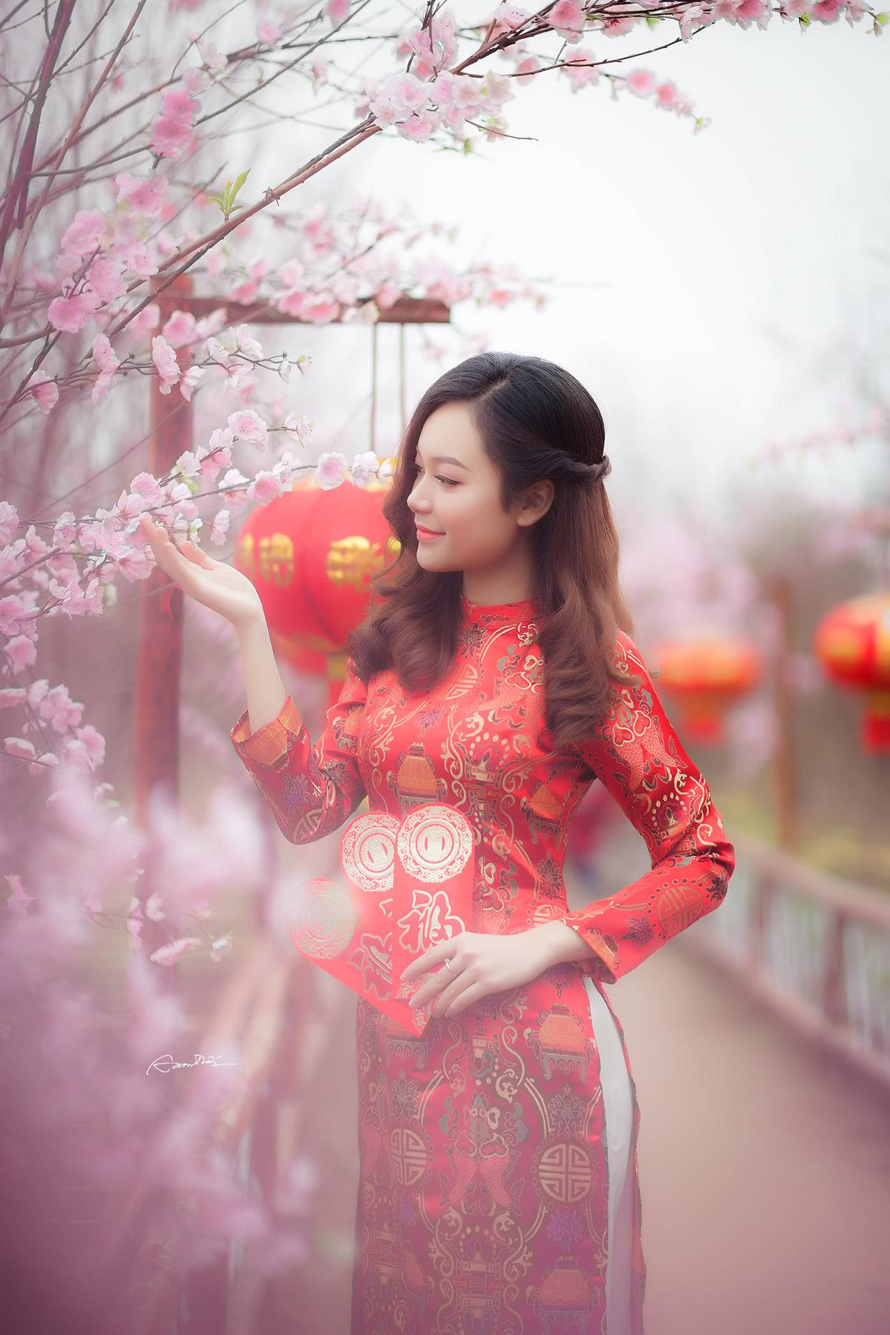 穿红色中国传统服饰的女人