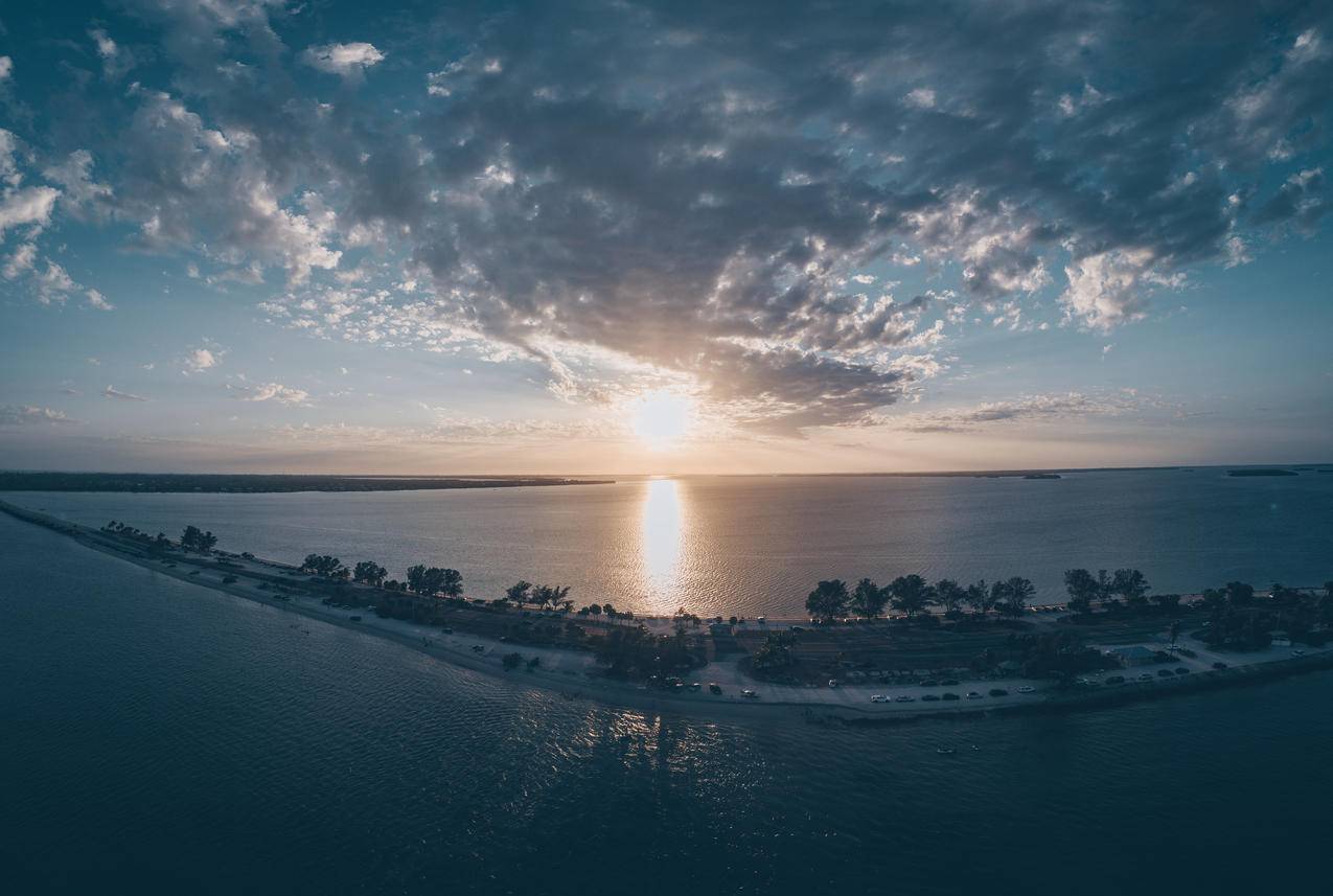 日出时的海洋风景高清壁纸