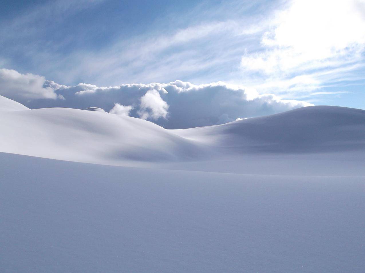 冬天的沙漠雪景与云层景观图片