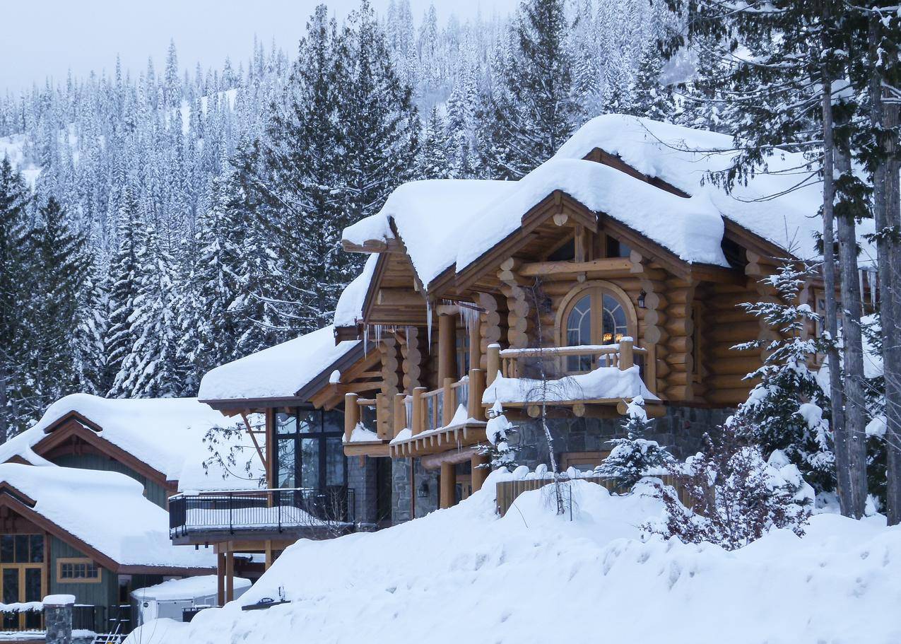 冬天的积雪与木房子建筑图片