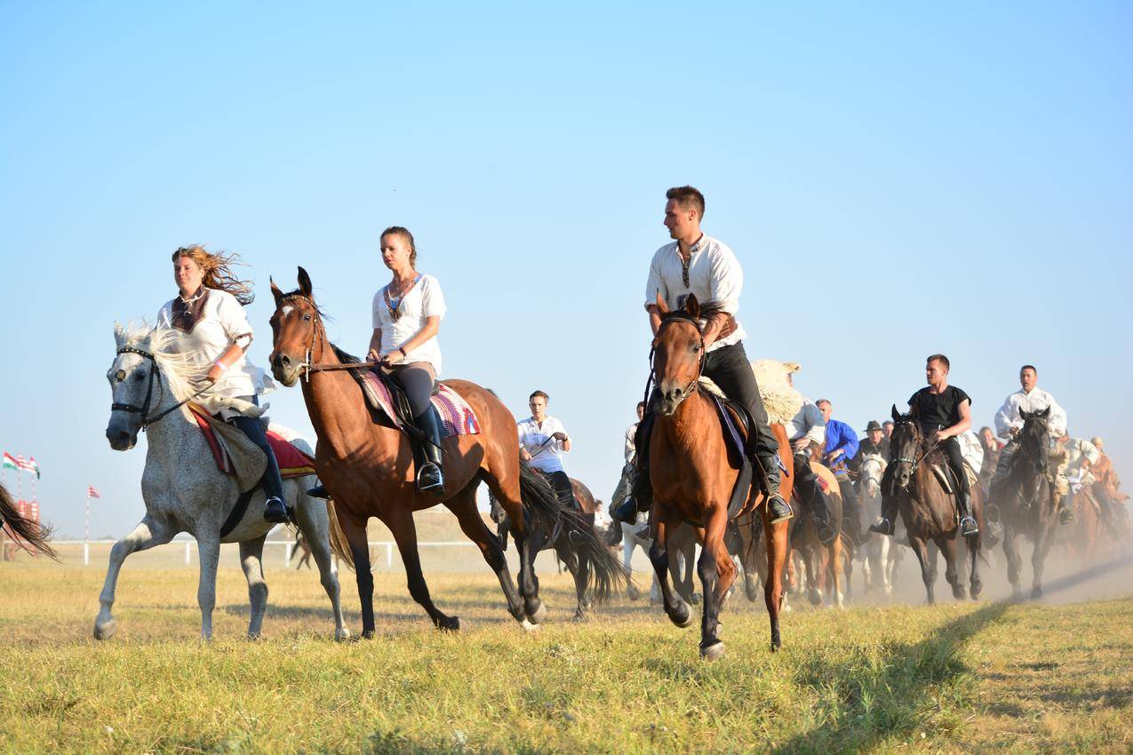骑马奔跑的人群人物图片