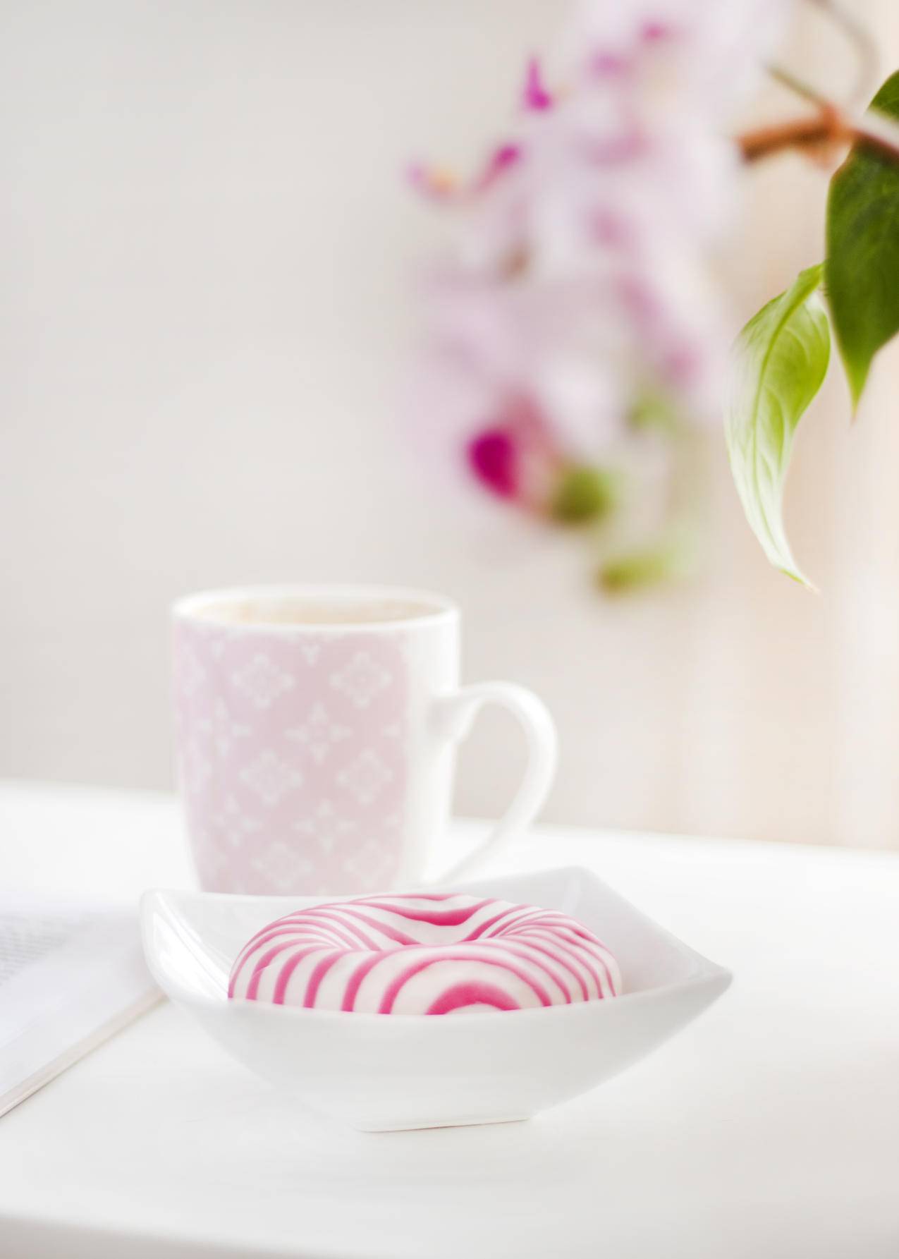 白色和粉红色陶瓷杯