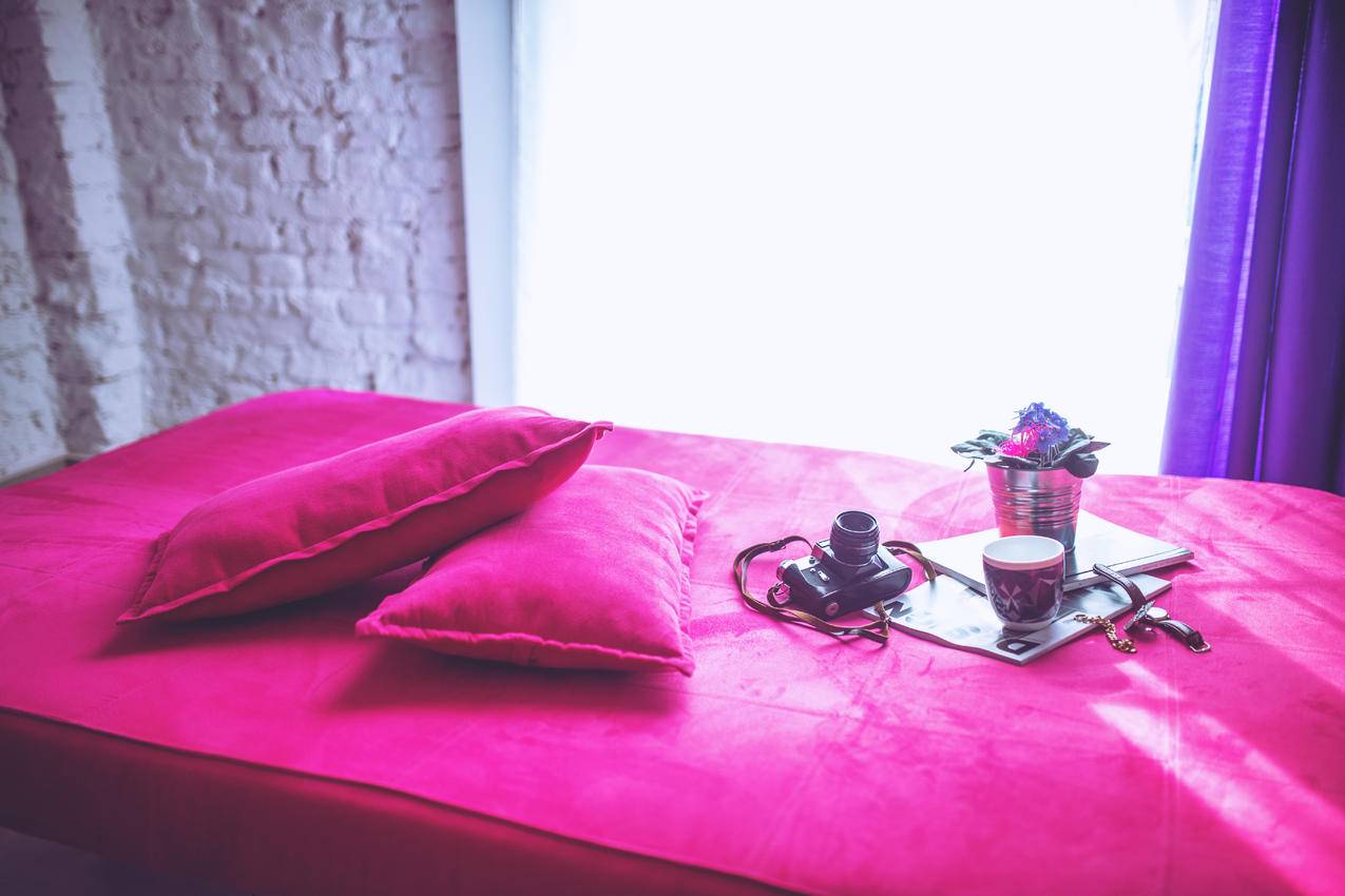 粉红床和枕头