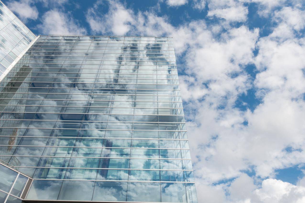 天晴蓝天下透明玻璃建筑的俯视图