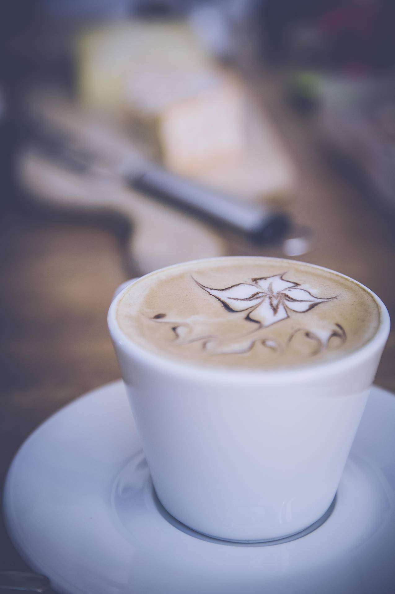白色陶瓷杯上的咖啡