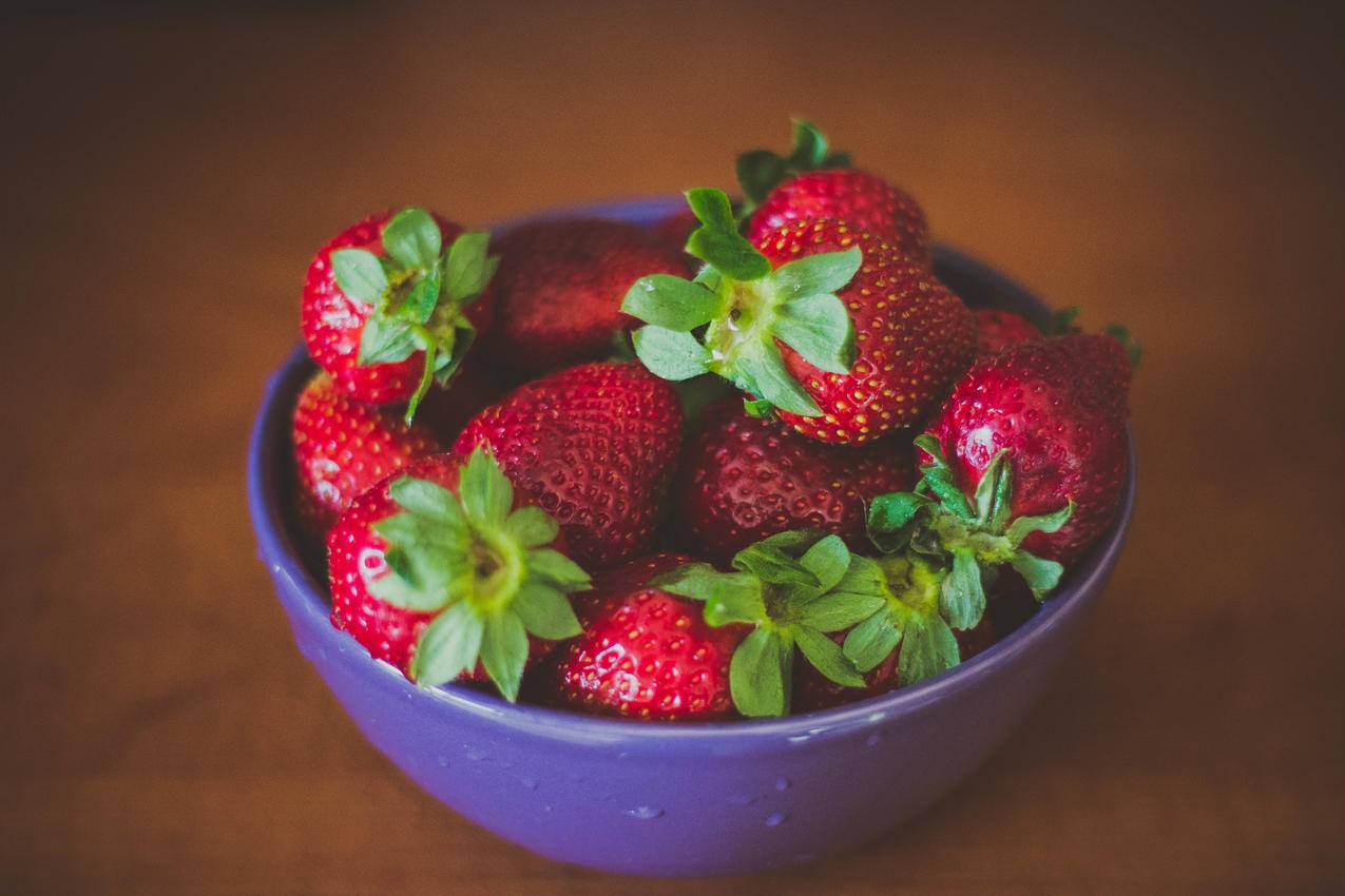 蓝圆鲜草莓碗