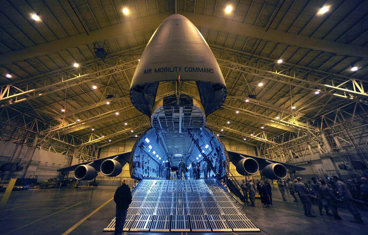 机库里的大型运输飞机图片