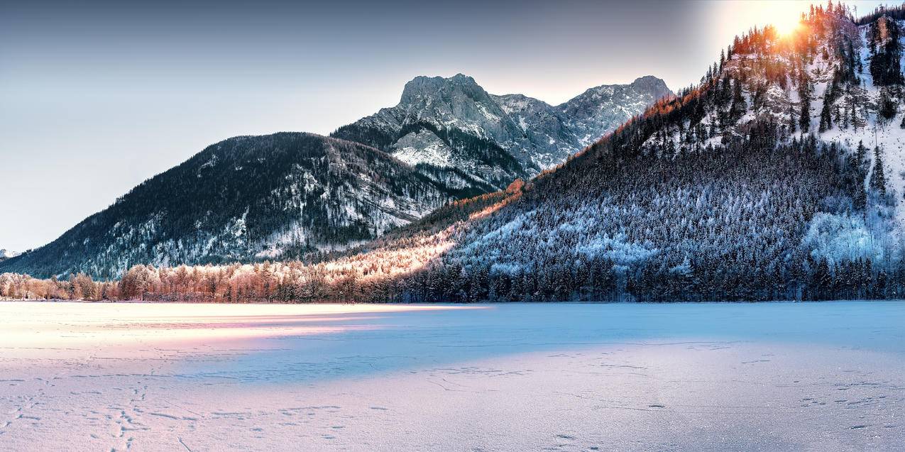 被雪覆盖的山