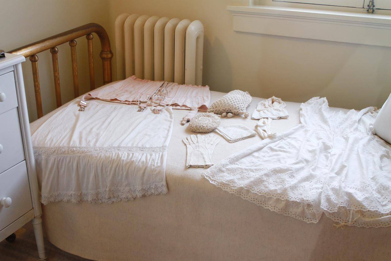 白色床垫上的白色无袖连衣裙