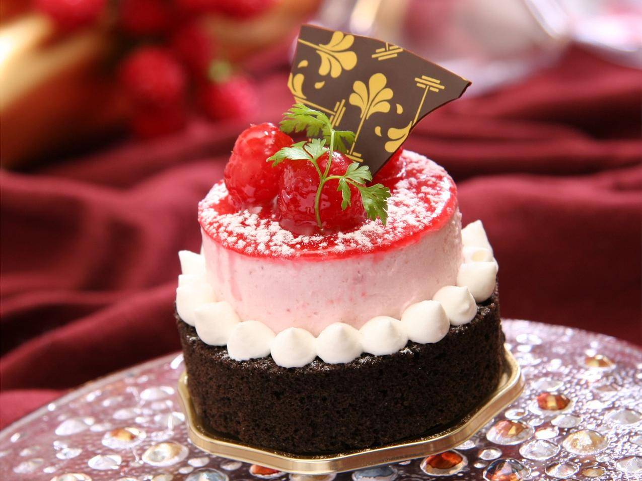 巧克力蛋糕加上白色糖衣,Strawberry放在巧克力上面