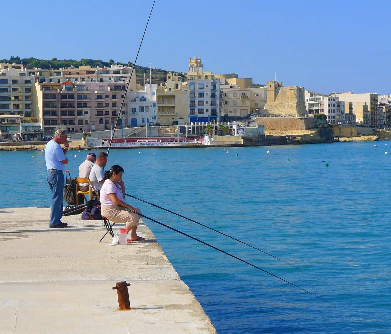 马耳他岸边钓鱼的人物