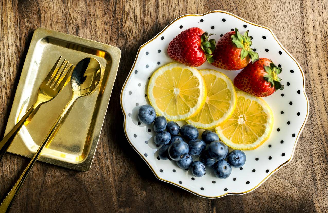 柠檬水果,草莓和蓝莓白色陶瓷板