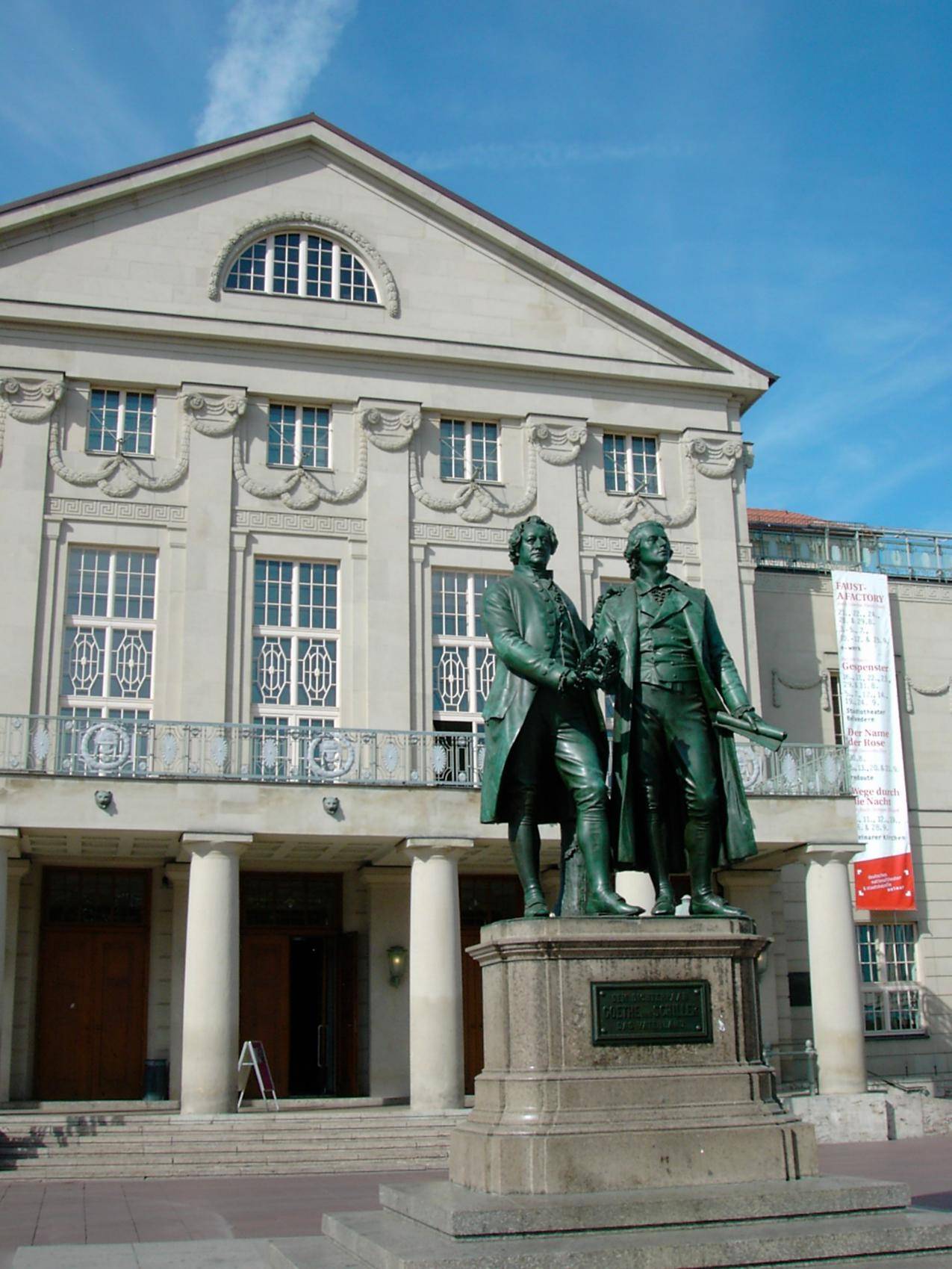 德国国家剧院广场的歌德与席勒的雕塑图片