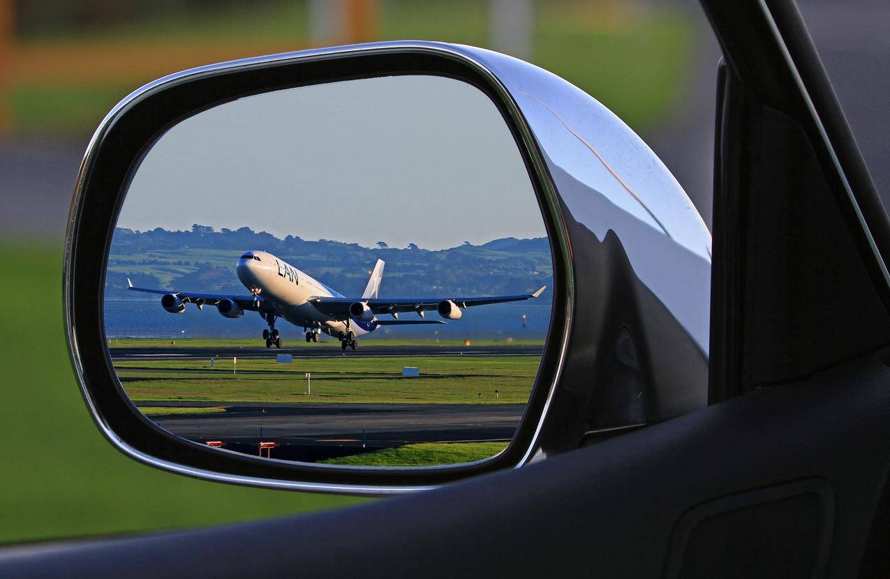 汽车侧面反射镜上的白色飞机反射
