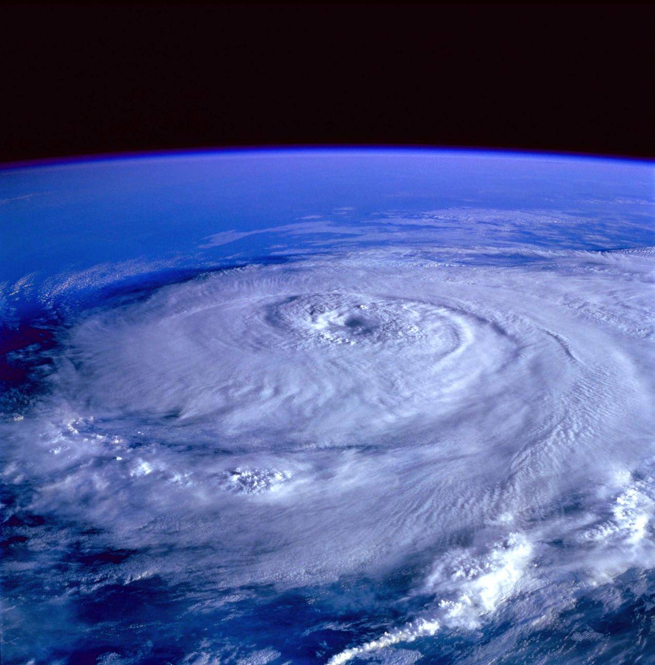 飓风卫星气象图高清壁纸