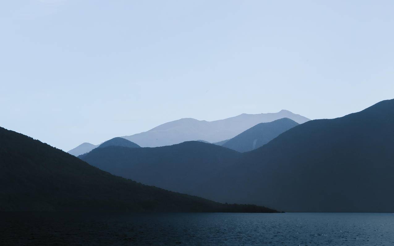 水体附近的群山图片