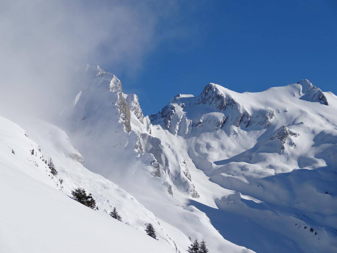 冬天的阿尔卑斯山雪山山峰图片