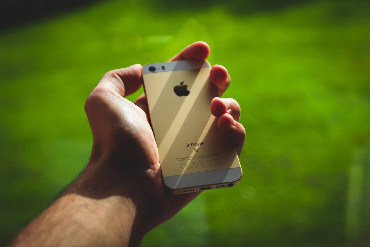 持有银色iPhone,5S的人