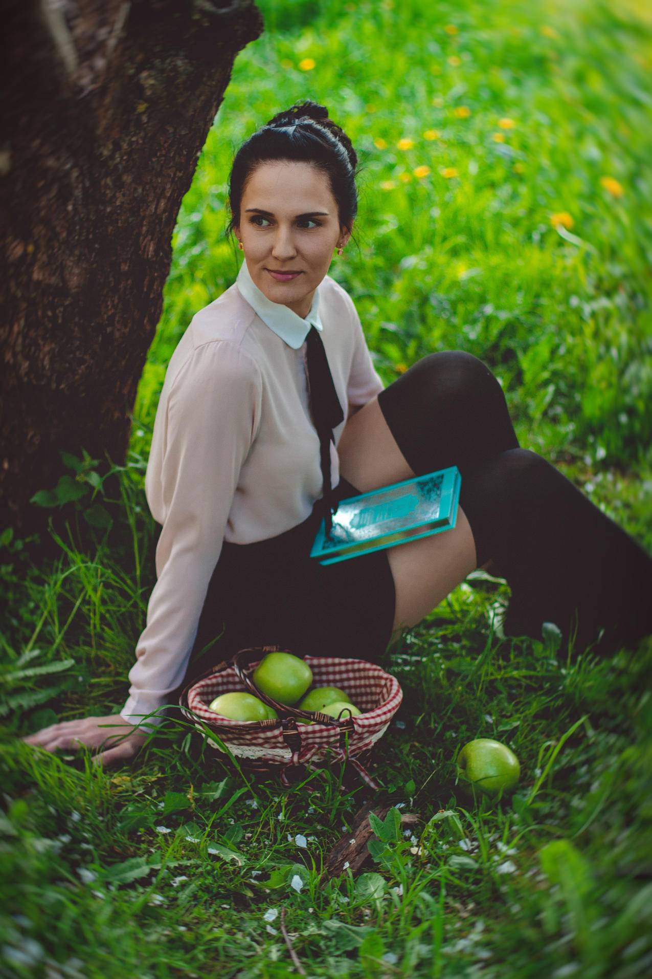 Woman,Weasring,White礼服衬衫坐在绿树下的棕色大树下