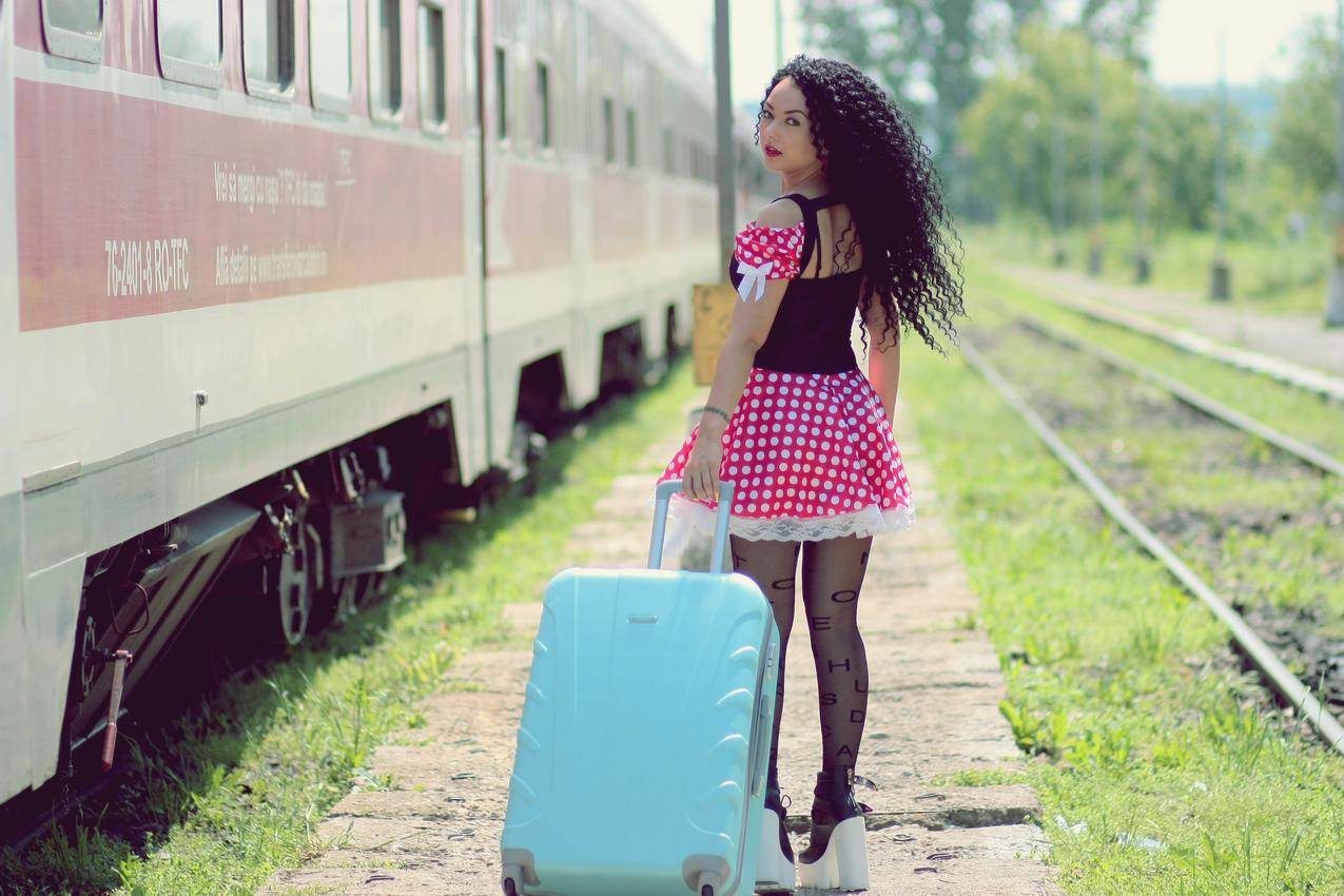 锡蒂年轻女子站在火车上带行李